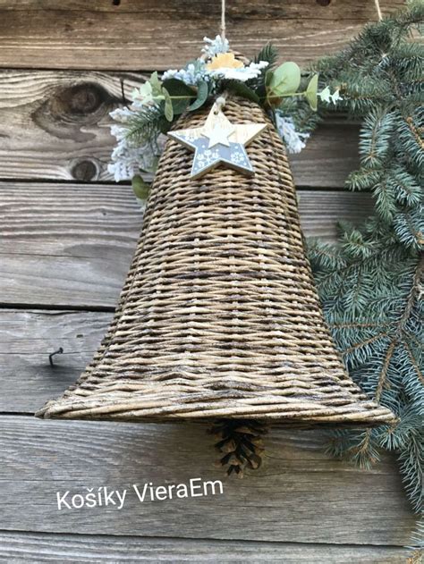 Ukážka hotových výrobkov z papierových ruličiek: košíky, črepníky, vázy, stromčeky.