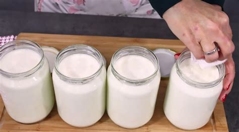 Ilustračná fotografia rôznych domácich surovín na výrobu pleťových masiek, ako sú kyslá smotana, med, ovocie a zelenina.