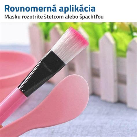 Detailná fotografia tváre ženy počas aplikácie domácej pleťovej masky.