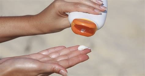 Športovec pri surfovaní s aplikovaným opaľovacím krémom