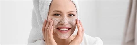 Ilustrácia znázorňujúca aplikáciu pleťového peelingu s kryštálikmi cukru.