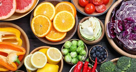 Koláž fotografií potravín bohatých na vitamíny a minerály prospešné pre pokožku.