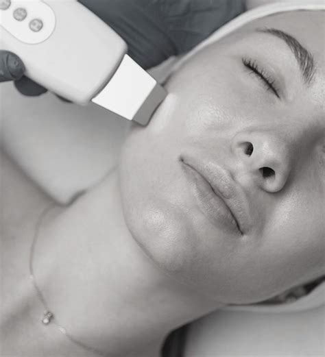 Ilustrácia fungovania dermarolleru s tvorbou mikroihličiek a prienikom aktívnych látok do pokožky.