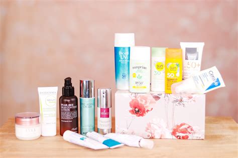 Koláž rôznych produktov na starostlivosť o pleť: čistiaci olej, píling, tonikum, maska, sérum, očný krém