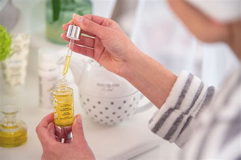 Ilustrácia znázorňujúca rôzne prírodné ingrediencie používané v starostlivosti o atopickú pokožku.