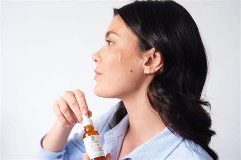 Ilustrácia znázorňujúca účinky kyseliny salicylovej a niacínamidu na pleť.