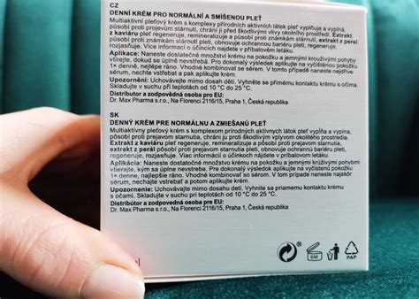 dizajnér vytvorí vizuál s textúrou krému a naznačením jeho ľahkosti