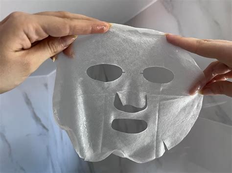 Ilustrácia nanášania nočnej masky na tvár