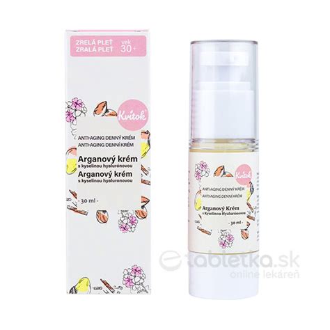 fľaša s marhuľovým olejom na bielom pozadí