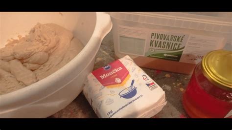 Ilustrácia procesu výroby medového krému: zohrievanie vodnej a olejovej fázy, miešanie a plnenie do nádobiek.