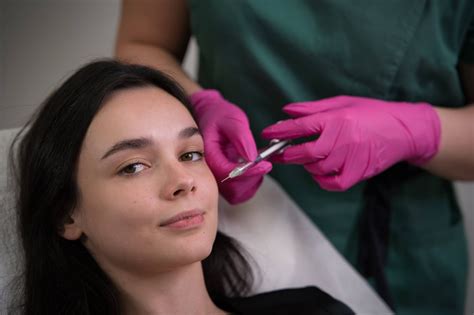 Detailná fotografia pokožky tváre po aplikácii ľahkého pleťového oleja