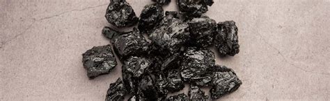 Porovnávacia tabuľka bielych a čiernych mumio s ich hlavnými rozdielmi v zložení a účinkoch.