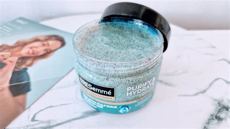 Ilustrácia tváre so znázornenou T-zónou a oblasťami so suchou pokožkou