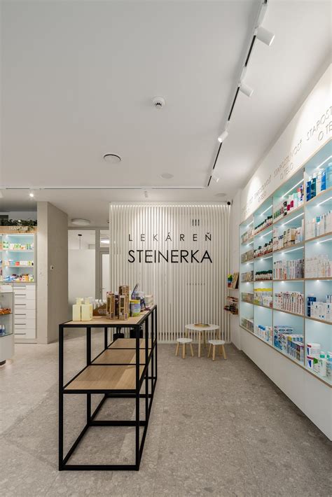Interiér modernej lekárne s prehľadne usporiadanými produktmi