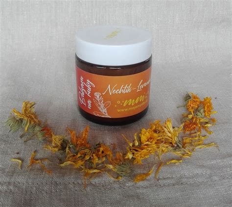 Koláž obrázkov prírodných zložiek ako levanduľa, nechtík, harmanček