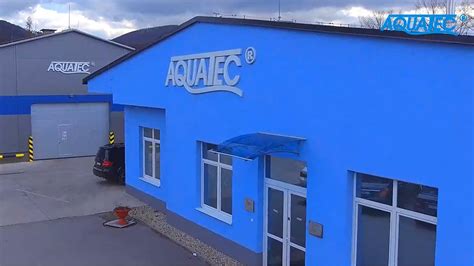 Ilustračná fotografia rôznych typov pleťových vôd v modernom balení