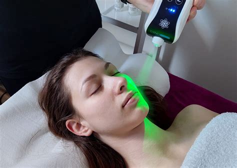 Model s profesionálne ošetrenou a žiarivou pleťou.