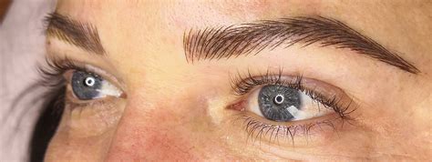 dizajnérska fotografia ženy s dokonale upraveným obočím, ktoré je prirodzene zafixované