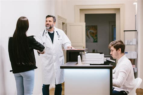 Ilustrácia zväčšeného pohľadu na psoriatické ložisko s červenou kožou a striebornými šupinami