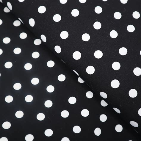 Ilustrácia znázorňujúca vznik čiernej bodky v upchatom póre s nahromadeným mazom a odumretými bunkami.