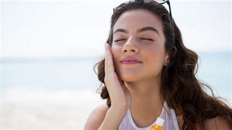 ilustračná fotografia ženy s prirodzene krásnou pleťou