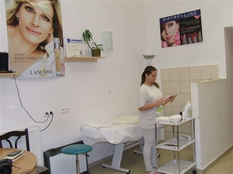 ilustrácia ženy v kozmetickom salóne