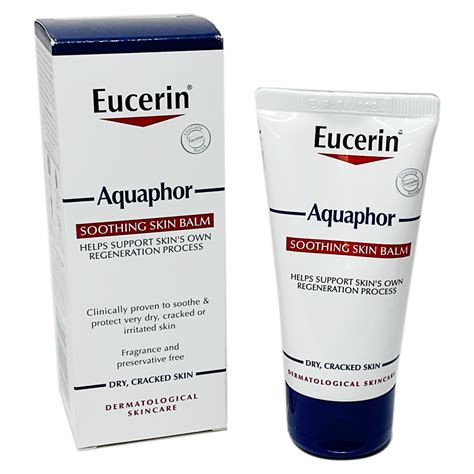 Zväčšený pohľad na pokožku s aplikovaným produktom Eucerin Aquaphor, zobrazujúci ochrannú bariéru.