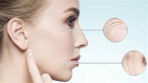 Detailný záber aplikácie ružovej podkladovej bázy na pleť, zvýrazňujúci rozjasňujúci efekt