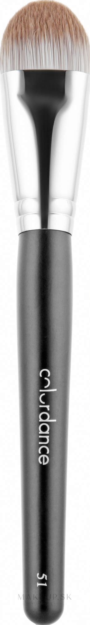 Štetec na make-up Elf, ktorý pomohol s aplikáciou Dermacol Truffle.