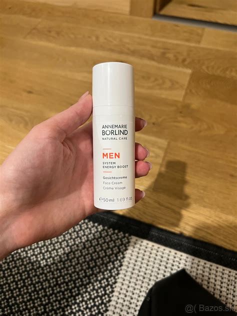 Ilustračná fotografia muža používajúceho pleťový krém