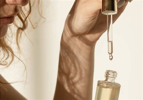 žena aplikujúca arganový olej na tvár