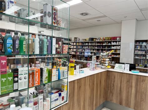 Fotografia modernej lekárne s širokou ponukou liekov a zdravotníckych potrieb.