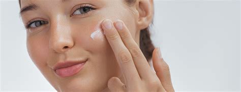 Ukážka rôznych typov ľahkých hydratačných krémov a pleťových olejov