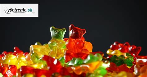 Koláž rôznych foriem výživových doplnkov (kapsuly, tekutiny, gumové medvedíky)