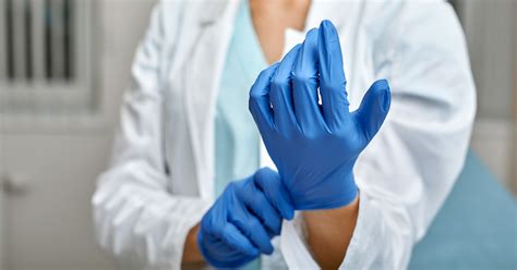 Ilustrácia ženy pracujúcej v kuchyni s nasadenými ochrannými rukavicami