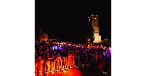 Ilustrácia moderného interiéru nechtového salónu s dôrazom na hygienu