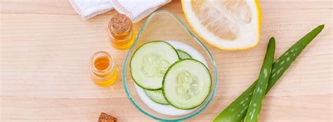 Obrázok znázorňujúci rôzne prírodné ingrediencie a hotové domáce masky na pleť