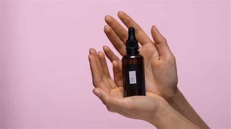 Ilustračné foto ženy s hydratovanou a žiarivou pleťou