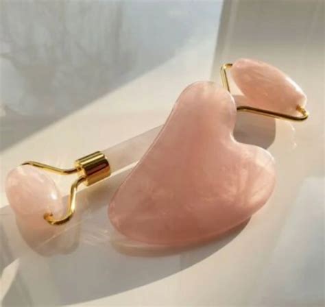 Fotografia masážneho valčeka na tvár z ruženínu