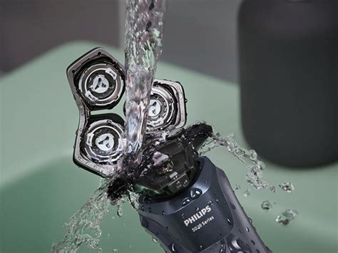 Ukážka elektrického dámskeho holiaceho strojčeka s rôznymi nadstavcami