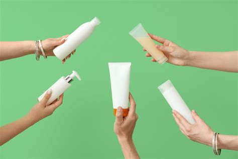 ilustračná fotografia ženských rúk nanášajúcich krém