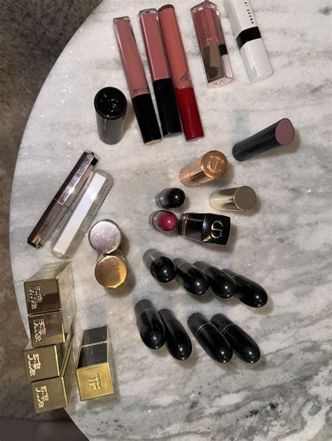 Koláž rôznych flakónov rozjasňujúcich make-upov od značiek Dior, Charlotte Tilbury, Lancôme, Estée Lauder, Nars, Shiseido a Lumene