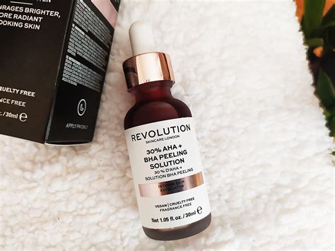 Produkt Revolution Skincare 30% AHA + BHA Peeling Solution vo svojej fľaštičke.