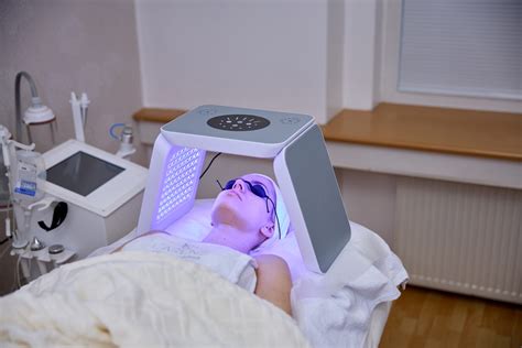 fotografia ženy používajúcej LED masku na tvár