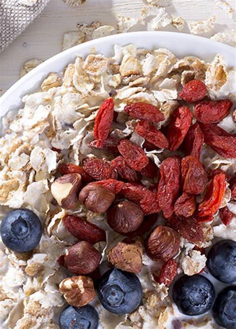 Ilustračná fotografia rôznych druhov ovocia a vločiek