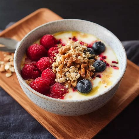 Zrelý banán a miska s ovsenými vločkami