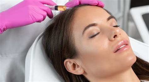 Infografika zobrazujúca oblasti tela, kde sa botox aplikuje na liečbu hyperhidrózy (podpazušie, dlane, chodidlá)