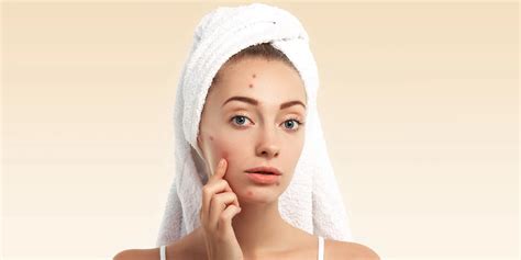 Žena s prirodzene žiarivou pleťou, ktorá používa BB krém