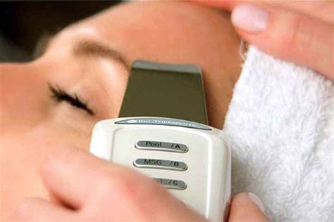 Infografika zobrazujúca rozdiely medzi ultrazvukovou špachtľou, galvanickou žehličkou a sonickou kefkou