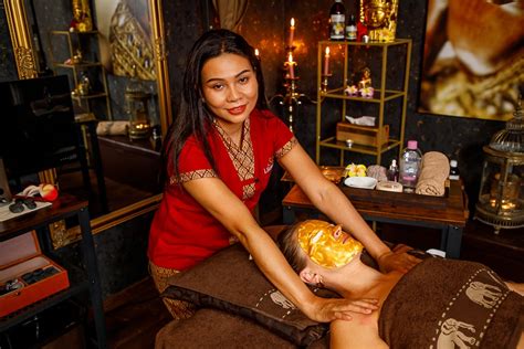 Ilustračná fotografia tváre s nanesenou uhlíkovou maskou pred laserovým ošetrením